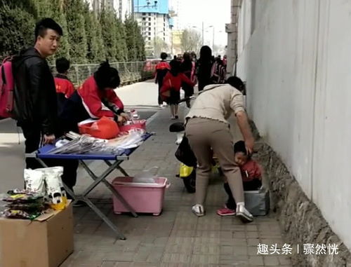 带娃宝妈摆摊艰难过往_重庆母亲，摆摊生活，独立抚养两个孩子，背后艰难故事感动全网